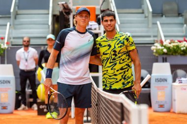 Madrid, İspanya - 28 Nisan 2023: Carlos Alcaraz ve Emil Ruusuvuori arasında oynanan Mutua Madrid Açık Tenis karşılaşmasında İspanya 'nın zaferiyle sonuçlandı. ATP eşleşmesi. ATP sıralamasında 2 numara.