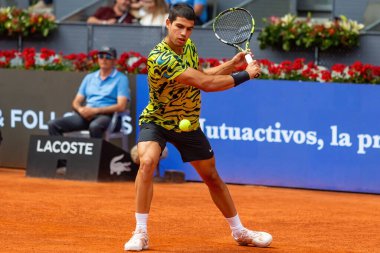 Madrid, İspanya - 28 Nisan 2023: Carlos Alcaraz ve Emil Ruusuvuori arasında oynanan Mutua Madrid Açık Tenis karşılaşmasında İspanya 'nın zaferiyle sonuçlandı. ATP eşleşmesi. ATP sıralamasında 2 numara.
