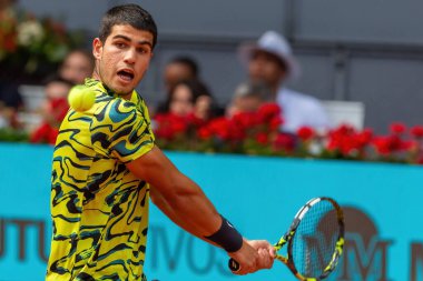 Madrid, İspanya - 28 Nisan 2023: Carlos Alcaraz ve Emil Ruusuvuori arasında oynanan Mutua Madrid Açık Tenis karşılaşmasında İspanya 'nın zaferiyle sonuçlandı. ATP eşleşmesi. ATP sıralamasında 2 numara.