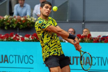 Madrid, İspanya - 28 Nisan 2023: Carlos Alcaraz ve Emil Ruusuvuori arasında oynanan Mutua Madrid Açık Tenis karşılaşmasında İspanya 'nın zaferiyle sonuçlandı. ATP eşleşmesi. ATP sıralamasında 2 numara.