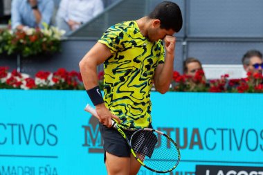 Madrid, İspanya - 28 Nisan 2023: Carlos Alcaraz ve Emil Ruusuvuori arasında oynanan Mutua Madrid Açık Tenis karşılaşmasında İspanya 'nın zaferiyle sonuçlandı. ATP eşleşmesi. ATP sıralamasında 2 numara.