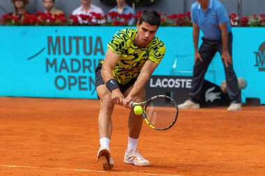 Madrid, İspanya - 28 Nisan 2023: Carlos Alcaraz ve Emil Ruusuvuori arasında oynanan Mutua Madrid Açık Tenis karşılaşmasında İspanya 'nın zaferiyle sonuçlandı. ATP eşleşmesi. ATP sıralamasında 2 numara.