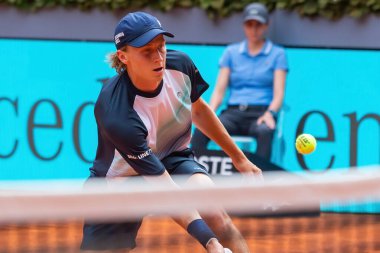 Madrid, İspanya - 28 Nisan 2023: Carlos Alcaraz ve Emil Ruusuvuori arasında oynanan Mutua Madrid Açık Tenis karşılaşmasında İspanya 'nın zaferiyle sonuçlandı. ATP eşleşmesi. ATP sıralamasında 2 numara.