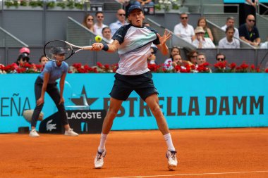 Madrid, İspanya - 28 Nisan 2023: Carlos Alcaraz ve Emil Ruusuvuori arasında oynanan Mutua Madrid Açık Tenis karşılaşmasında İspanya 'nın zaferiyle sonuçlandı. ATP eşleşmesi. ATP sıralamasında 2 numara.