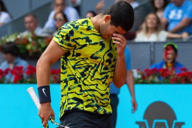 Madrid, İspanya - 28 Nisan 2023: Carlos Alcaraz ve Emil Ruusuvuori arasında oynanan Mutua Madrid Açık Tenis karşılaşmasında İspanya 'nın zaferiyle sonuçlandı. ATP eşleşmesi. ATP sıralamasında 2 numara.