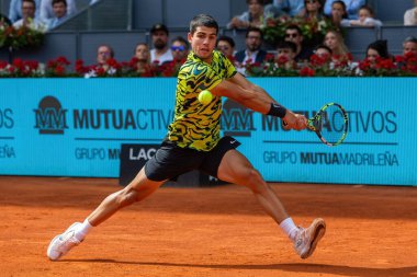 Madrid, İspanya - 28 Nisan 2023: Carlos Alcaraz ve Emil Ruusuvuori arasında oynanan Mutua Madrid Açık Tenis karşılaşmasında İspanya 'nın zaferiyle sonuçlandı. ATP eşleşmesi. ATP sıralamasında 2 numara.