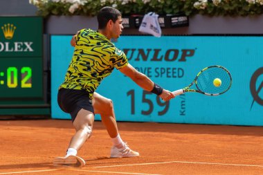 Madrid, İspanya - 28 Nisan 2023: Carlos Alcaraz ve Emil Ruusuvuori arasında oynanan Mutua Madrid Açık Tenis karşılaşmasında İspanya 'nın zaferiyle sonuçlandı. ATP eşleşmesi. ATP sıralamasında 2 numara.