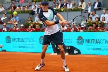 Madrid, İspanya - 28 Nisan 2023: Carlos Alcaraz ve Emil Ruusuvuori arasında oynanan Mutua Madrid Açık Tenis karşılaşmasında İspanya 'nın zaferiyle sonuçlandı. ATP eşleşmesi. ATP sıralamasında 2 numara.