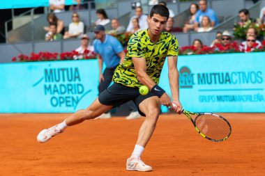 Madrid, İspanya - 28 Nisan 2023: Carlos Alcaraz ve Emil Ruusuvuori arasında oynanan Mutua Madrid Açık Tenis karşılaşmasında İspanya 'nın zaferiyle sonuçlandı. ATP eşleşmesi. ATP sıralamasında 2 numara.
