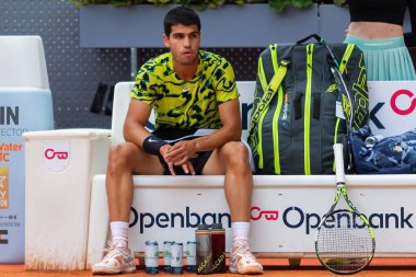 Madrid, İspanya - 28 Nisan 2023: Carlos Alcaraz ve Emil Ruusuvuori arasında oynanan Mutua Madrid Açık Tenis karşılaşmasında İspanya 'nın zaferiyle sonuçlandı. ATP eşleşmesi. ATP sıralamasında 2 numara.