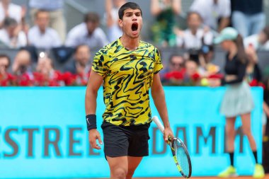 Madrid, İspanya - 28 Nisan 2023: Carlos Alcaraz ve Emil Ruusuvuori arasında oynanan Mutua Madrid Açık Tenis karşılaşmasında İspanya 'nın zaferiyle sonuçlandı. ATP eşleşmesi. ATP sıralamasında 2 numara.