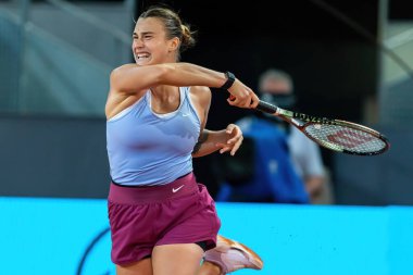Madrid, İspanya - 29 Nisan 2023: Madrid 'deki Mutua Madrid Açık' ta Camila Osorio ile Aryna Sabalenka arasındaki tenis maçı. Zafer Aryna Sabalenka 'nın. Kadın tenisi.