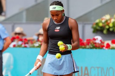 Madrid, İspanya - 29 Nisan 2023: Madrid 'de Mutua Madrid Açık' ta Paula Badosa ve Coco Gauff arasında oynanan tenis maçı. Zafer Paula Badosa 'nın. Kadın tenisi.