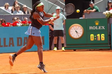 Madrid, İspanya - 29 Nisan 2023: Madrid 'de Mutua Madrid Açık' ta Paula Badosa ve Coco Gauff arasında oynanan tenis maçı. Zafer Paula Badosa 'nın. Kadın tenisi.