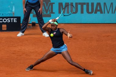 Madrid, İspanya - 29 Nisan 2023: Madrid 'de Mutua Madrid Açık' ta Paula Badosa ve Coco Gauff arasında oynanan tenis maçı. Zafer Paula Badosa 'nın. Kadın tenisi.