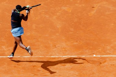 Madrid, İspanya - 29 Nisan 2023: Madrid 'de Mutua Madrid Açık' ta Paula Badosa ve Coco Gauff arasında oynanan tenis maçı. Zafer Paula Badosa 'nın. Kadın tenisi.