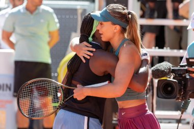 Madrid, İspanya - 29 Nisan 2023: Madrid 'de Mutua Madrid Açık' ta Paula Badosa ve Coco Gauff arasında oynanan tenis maçı. Zafer Paula Badosa 'nın. Kadın tenisi.