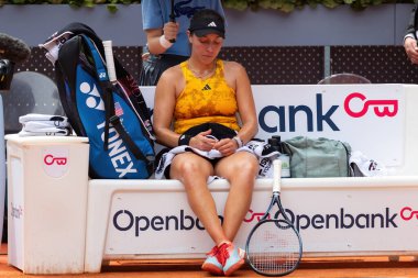 Madrid, İspanya - 30 Nisan 2023: Madrid 'de Mutua Madrid Açık' ta Jessica Peluga ve Marie Bouzkova arasında oynanan tenis maçı. Jessica Peluga 'nın zaferi. Kadın tenisi.