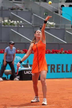 Madrid, İspanya - 30 Nisan 2023: Madrid 'de Mutua Madrid Açık' ta Jessica Peluga ve Marie Bouzkova arasında oynanan tenis maçı. Jessica Peluga 'nın zaferi. Kadın tenisi.