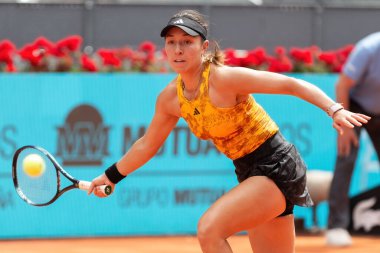 Madrid, İspanya - 30 Nisan 2023: Madrid 'de Mutua Madrid Açık' ta Jessica Peluga ve Marie Bouzkova arasında oynanan tenis maçı. Jessica Peluga 'nın zaferi. Kadın tenisi.