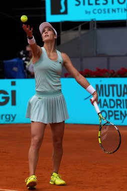 Madrid, İspanya - 30 Nisan 2023: Madrid 'de Mutua Madrid Açık' ta Iga Swiatek ve Bernarda Pera arasında oynanan tenis maçı. Bayanlar tenisinde bir numara Iga Swiatek 'in zaferi. Kadın tenisi.