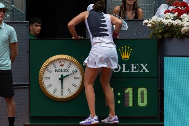 Madrid, İspanya - 30 Nisan 2023: Madrid 'de Mutua Madrid Açık' ta Iga Swiatek ve Bernarda Pera arasında oynanan tenis maçı. Bayanlar tenisinde bir numara Iga Swiatek 'in zaferi. Kadın tenisi.