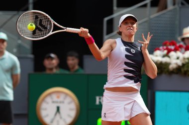 Madrid, İspanya - 30 Nisan 2023: Madrid 'de Mutua Madrid Açık' ta Iga Swiatek ve Bernarda Pera arasında oynanan tenis maçı. Bayanlar tenisinde bir numara Iga Swiatek 'in zaferi. Kadın tenisi.