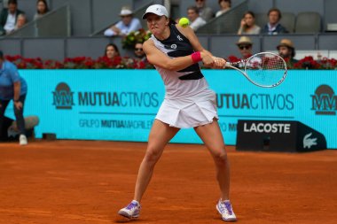 Madrid, İspanya - 30 Nisan 2023: Madrid 'de Mutua Madrid Açık' ta Iga Swiatek ve Bernarda Pera arasında oynanan tenis maçı. Bayanlar tenisinde bir numara Iga Swiatek 'in zaferi. Kadın tenisi.