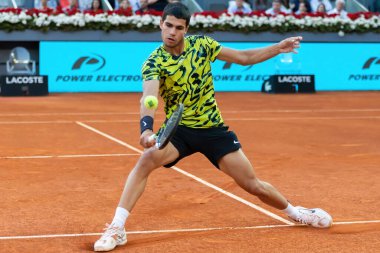 Madrid, İspanya - 1 Mayıs 2023: Carlos Alcaraz ve Grigor Dimitrov arasındaki tenis maçı. Erkek tenisi. 2 numaralı dünya zaferi, Daniil Medvedev.