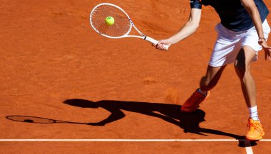 Madrid, İspanya - 1 Mayıs 2023: Alexander Shevchenko ve Daniil Medvedev arasındaki tenis maçı. Erkek tenisi. 3 numaralı dünyanın zaferi, Daniil Medvedev.