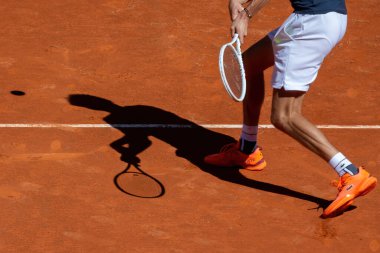 Madrid, İspanya - 1 Mayıs 2023: Alexander Shevchenko ve Daniil Medvedev arasındaki tenis maçı. Erkek tenisi. 3 numaralı dünyanın zaferi, Daniil Medvedev.