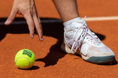 Madrid, İspanya - 1 Mayıs 2023: Alexander Shevchenko ve Daniil Medvedev arasındaki tenis maçı. Erkek tenisi. 3 numaralı dünyanın zaferi, Daniil Medvedev.