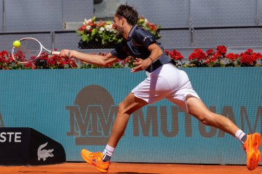 Madrid, İspanya - 1 Mayıs 2023: Alexander Shevchenko ve Daniil Medvedev arasındaki tenis maçı. Erkek tenisi. 3 numaralı dünyanın zaferi, Daniil Medvedev.