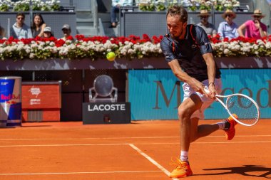 Madrid, İspanya - 1 Mayıs 2023: Alexander Shevchenko ve Daniil Medvedev arasındaki tenis maçı. Erkek tenisi. 3 numaralı dünyanın zaferi, Daniil Medvedev.