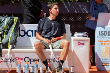 Madrid, İspanya - 1 Mayıs 2023: Alexander Shevchenko ve Daniil Medvedev arasındaki tenis maçı. Erkek tenisi. 3 numaralı dünyanın zaferi, Daniil Medvedev.