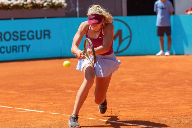 Madrid, İspanya - 1 Mayıs 2023: Madrid 'de Mutua Madrid Açık' ta Mirra Andreeva ile Aryna Sabalenka arasında oynanan tenis maçı. Bayanlar tenisinde ikinci sırada Aryna Sabalenka var. Kadın tenisi.