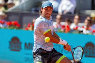 Madrid, İspanya - 5 Mayıs 2023: Mutua Madrid Açık 'ta Carlos Alcaraz ve Borna Coric arasında oynanan tenis maçı İspanya' nın zaferiyle sonuçlandı. ATP eşleşmesi. ATP sıralamasında 2 numara.