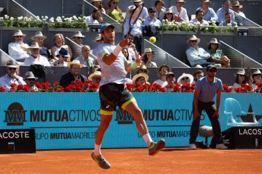 Madrid, İspanya - 5 Mayıs 2023: Mutua Madrid Açık 'ta Carlos Alcaraz ve Borna Coric arasında oynanan tenis maçı İspanya' nın zaferiyle sonuçlandı. ATP eşleşmesi. ATP sıralamasında 2 numara.