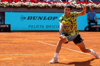 Madrid, İspanya - 5 Mayıs 2023: Mutua Madrid Açık 'ta Carlos Alcaraz ve Borna Coric arasında oynanan tenis maçı İspanya' nın zaferiyle sonuçlandı. ATP eşleşmesi. ATP sıralamasında 2 numara.