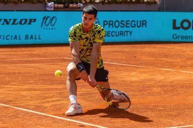 Madrid, İspanya - 5 Mayıs 2023: Mutua Madrid Açık 'ta Carlos Alcaraz ve Borna Coric arasında oynanan tenis maçı İspanya' nın zaferiyle sonuçlandı. ATP eşleşmesi. ATP sıralamasında 2 numara.