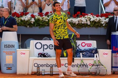 Madrid, İspanya - 5 Mayıs 2023: Mutua Madrid Açık 'ta Carlos Alcaraz ve Borna Coric arasında oynanan tenis maçı İspanya' nın zaferiyle sonuçlandı. ATP eşleşmesi. ATP sıralamasında 2 numara.