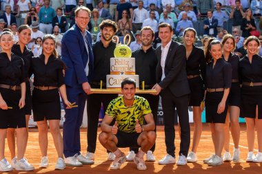 Madrid, İspanya - 5 Mayıs 2023: Mutua Madrid Açık 'ta Carlos Alcaraz ve Borna Coric arasında oynanan tenis maçı İspanya' nın zaferiyle sonuçlandı. ATP eşleşmesi. ATP sıralamasında 2 numara.