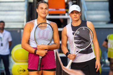 Madrid, İspanya - 6 Mayıs 2023: Madrid 'deki Mutua Madrid Açık' ta Iga Swiatek ve Aryna Sabalenka arasında oynanan tenis maçı. Aryna Madrid 'deki turnuvanın finalini kazandı. WTA 1000 'in 2 numarası..