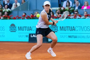 Madrid, İspanya - 6 Mayıs 2023: Madrid 'deki Mutua Madrid Açık' ta Iga Swiatek ve Aryna Sabalenka arasında oynanan tenis maçı. Aryna Madrid 'deki turnuvanın finalini kazandı. WTA 1000 'in 2 numarası..