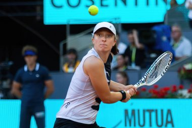Madrid, İspanya - 6 Mayıs 2023: Madrid 'deki Mutua Madrid Açık' ta Iga Swiatek ve Aryna Sabalenka arasında oynanan tenis maçı. Aryna Madrid 'deki turnuvanın finalini kazandı. WTA 1000 'in 2 numarası..