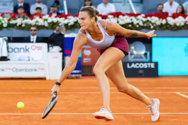 Madrid, İspanya - 6 Mayıs 2023: Madrid 'deki Mutua Madrid Açık' ta Iga Swiatek ve Aryna Sabalenka arasında oynanan tenis maçı. Aryna Madrid 'deki turnuvanın finalini kazandı. WTA 1000 'in 2 numarası..