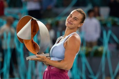 Madrid, İspanya - 6 Mayıs 2023: Madrid 'deki Mutua Madrid Açık' ta Iga Swiatek ve Aryna Sabalenka arasında oynanan tenis maçı. Aryna Madrid 'deki turnuvanın finalini kazandı. WTA 1000 'in 2 numarası..