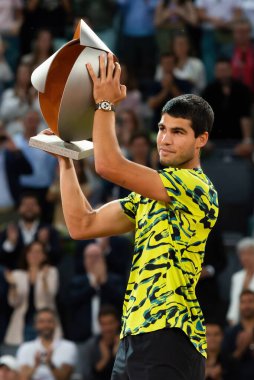 Madrid, İspanya - 5 Mayıs 2023: Carlos Alcaraz ve Struff arasındaki Mutua Madrid Açık Tenis maçı. Alcaraz Mutua Madrid Açık 2023 'ün galibi. Carlos Alcaraz galibiyet kupasıyla.