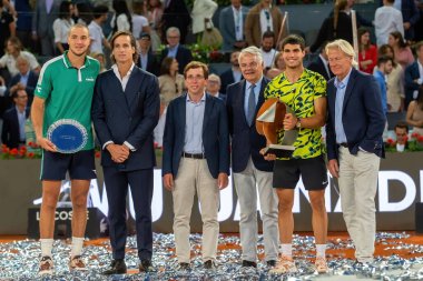 Madrid, İspanya - 5 Mayıs 2023: Carlos Alcaraz ve Struff arasındaki Mutua Madrid Açık Tenis maçı. Alcaraz Mutua Madrid Açık 2023 'ün galibi. Carlos Alcaraz galibiyet kupasıyla.