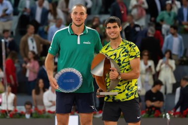 Madrid, İspanya - 5 Mayıs 2023: Carlos Alcaraz ve Struff arasındaki Mutua Madrid Açık Tenis maçı. Alcaraz Mutua Madrid Açık 2023 'ün galibi. Carlos Alcaraz galibiyet kupasıyla.